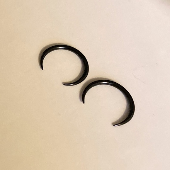Black Septum Pincher Ring 16g 8mm & 10mm - Picture 4 of 4
